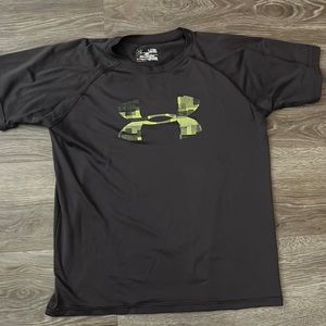 Gray and yellow under armor shirt